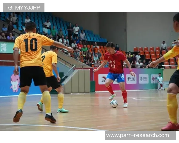 足球明星在训练场上独自挥洒汗水展现超凡技艺的精彩视频合集